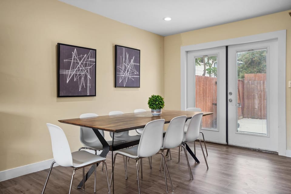 Dog Friendly Home Near the Beach with Grill, Fire Pit, Enclosed Backyard House in La Jolla