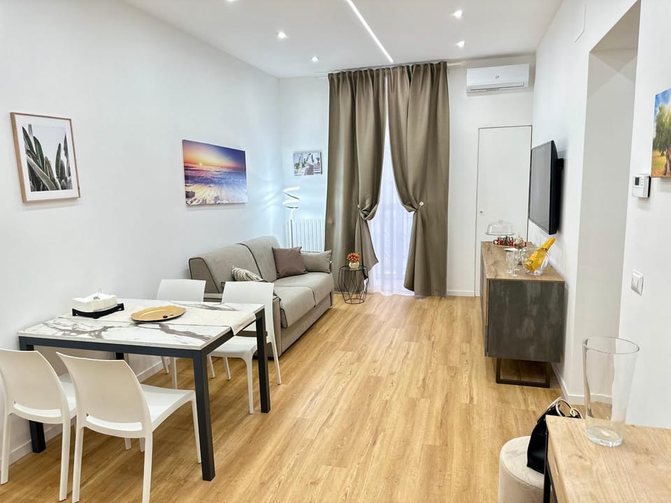 TV and multimedia, Living room, Seating area, Dining area, air conditioner