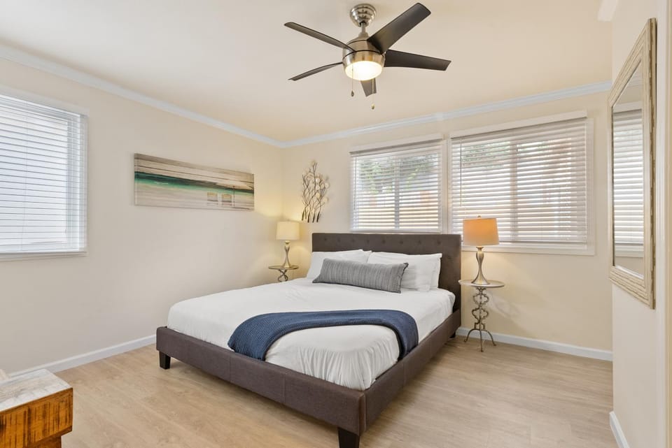 WindnSea Beach Perfection - Walk2Beach, Pet Friendly & Parking House in La Jolla