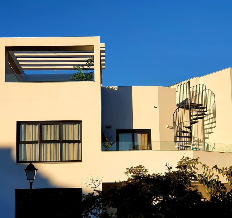 Property building, Day, Balcony/Terrace