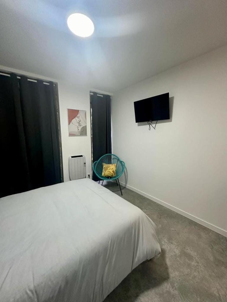 Bed, TV and multimedia, Bedroom