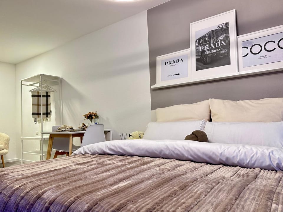 Bed, Photo of the whole room, Seating area, Bedroom