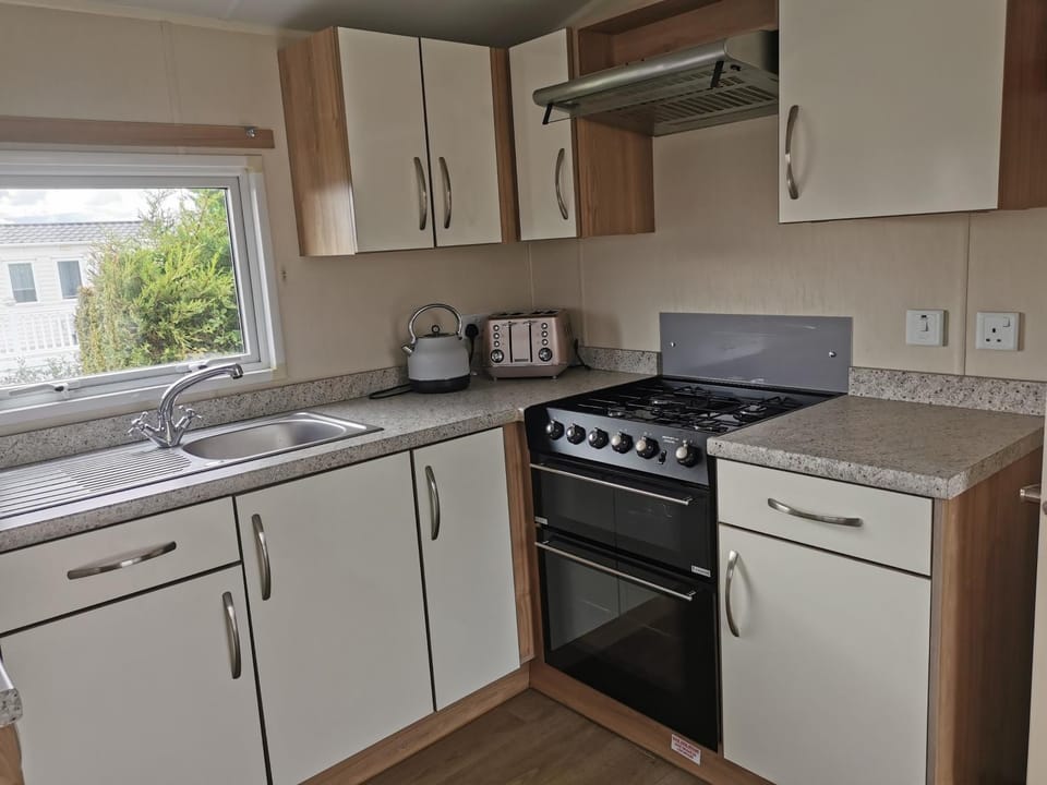 Cosy 3 Bedroom Beachfront Getaway in Mersea House in Mersea Island