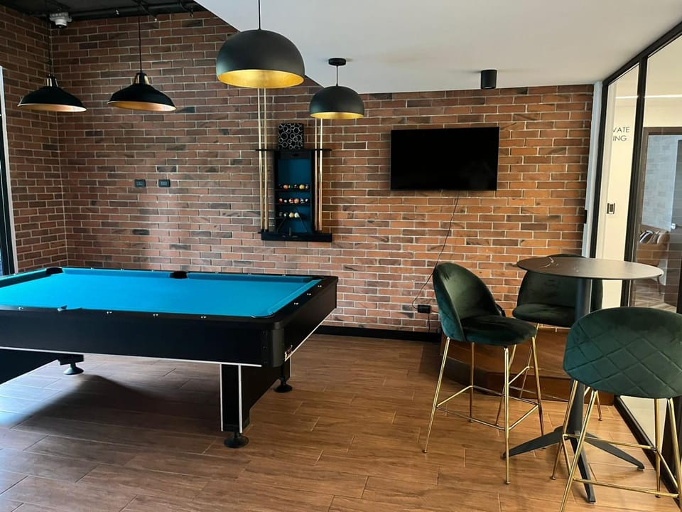 Billiard, Game Room