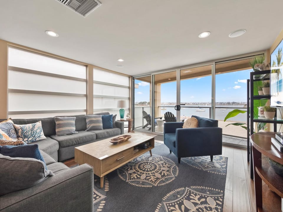Stunning Bayfront condo with gorgeous views, garage, massive roof deck & AC - dogs welcome! House in Mission Beach