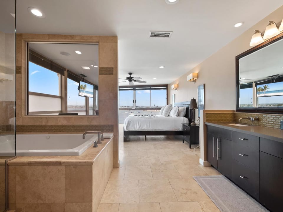 Stunning Bayfront condo with gorgeous views, garage, massive roof deck & AC - dogs welcome! House in Mission Beach