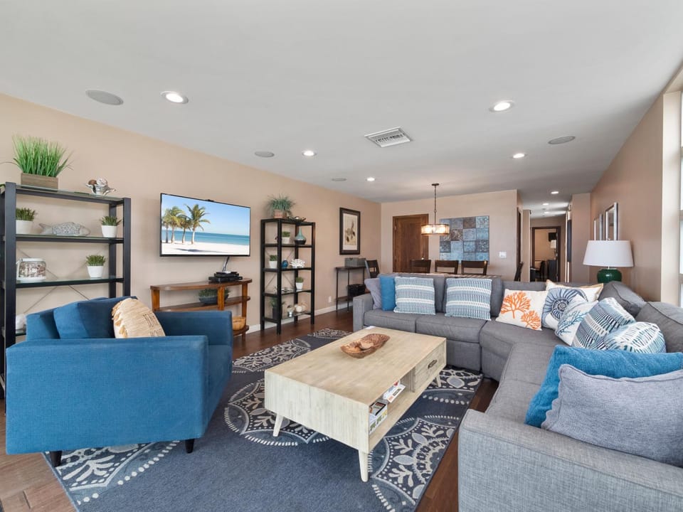 Stunning Bayfront condo with gorgeous views, garage, massive roof deck & AC - dogs welcome! House in Mission Beach