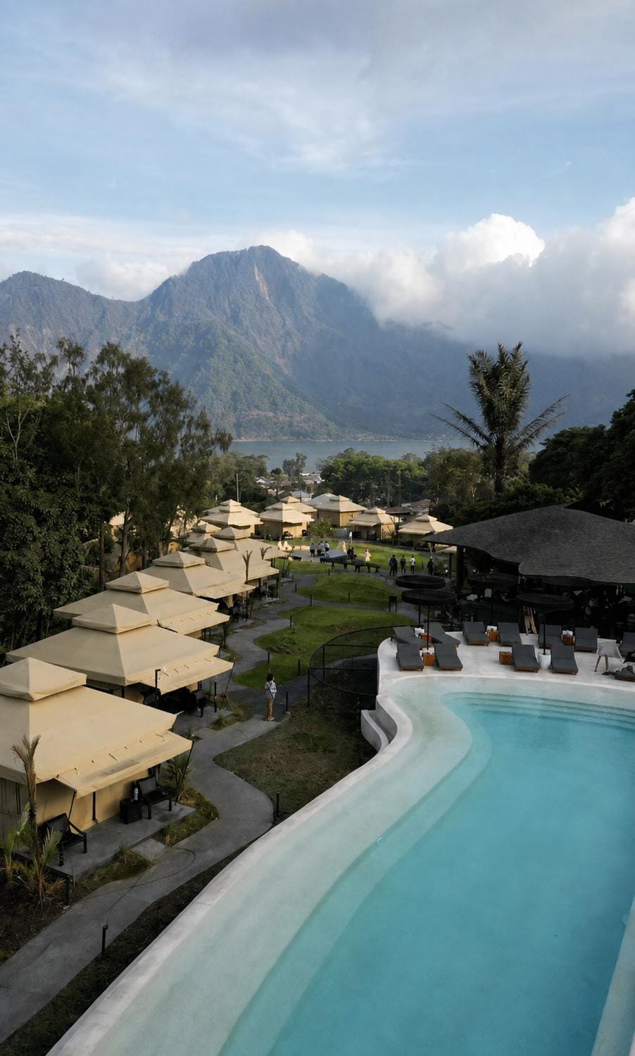 Property building, Nearby landmark, Restaurant/places to eat, Day, Natural landscape, Mountain view, Pool view, Swimming pool, sunbed