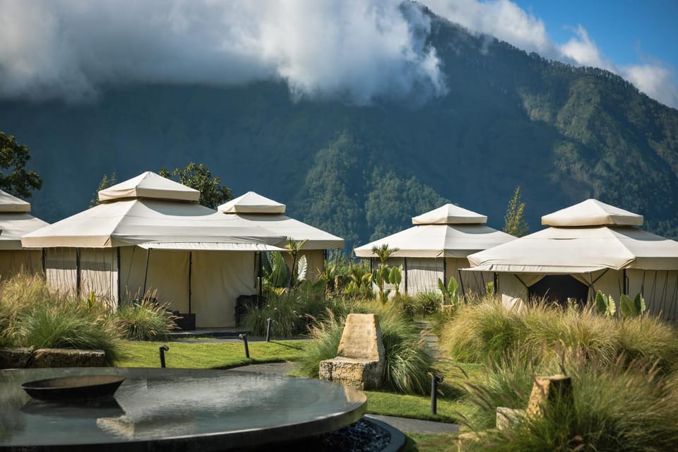 Property building, Patio, Day, Natural landscape, Garden, Garden, Garden view, Mountain view