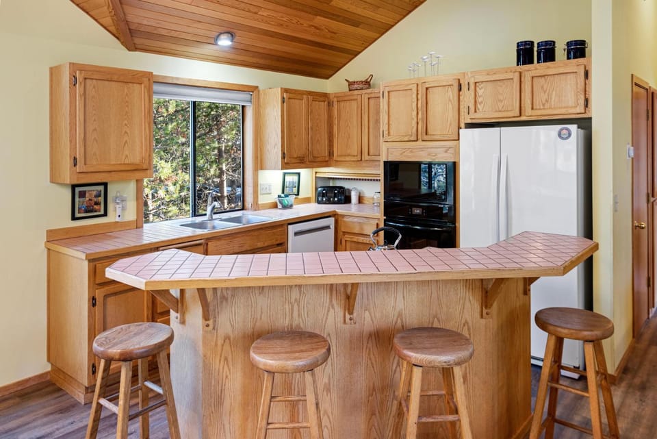 14 Cherrywood Lane - Meredith Lodging House in Sunriver