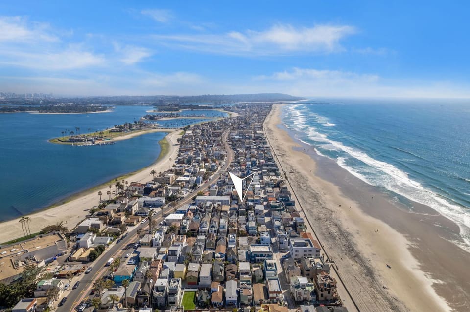 Ocean View Beach Haven! Steps2Beach & Pet Friendly House in Mission Beach