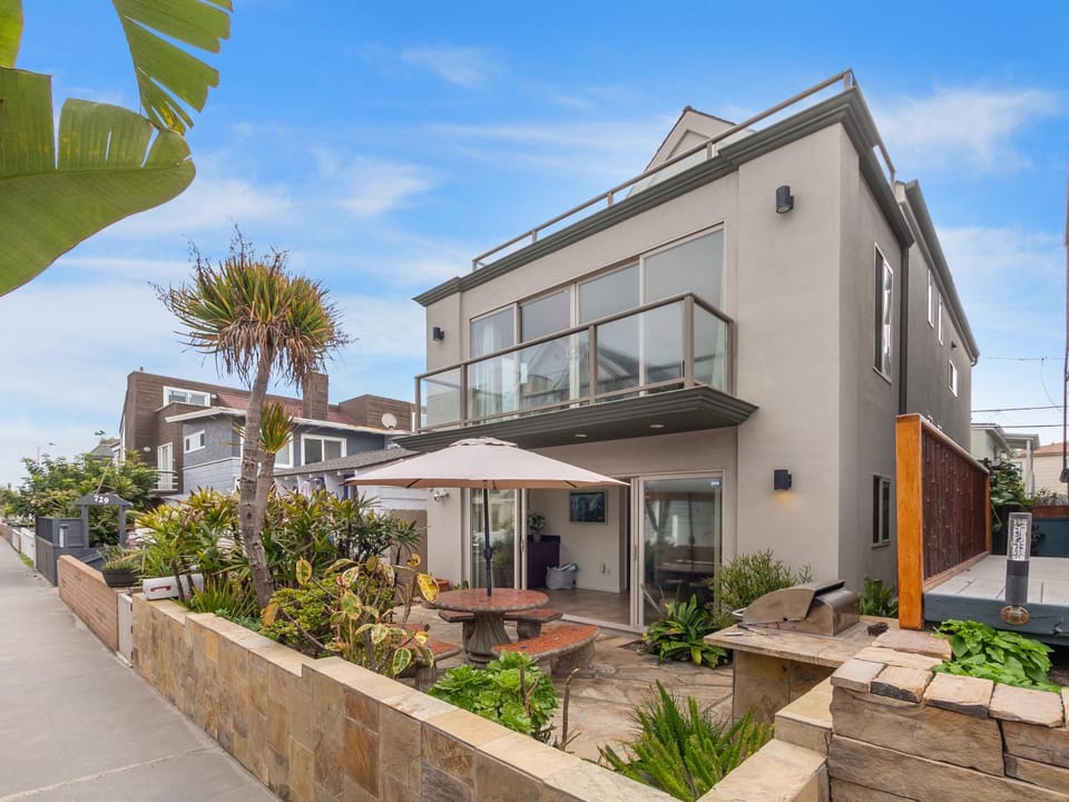 Ocean View Beach Haven! Steps2Beach & Pet Friendly House in Mission Beach