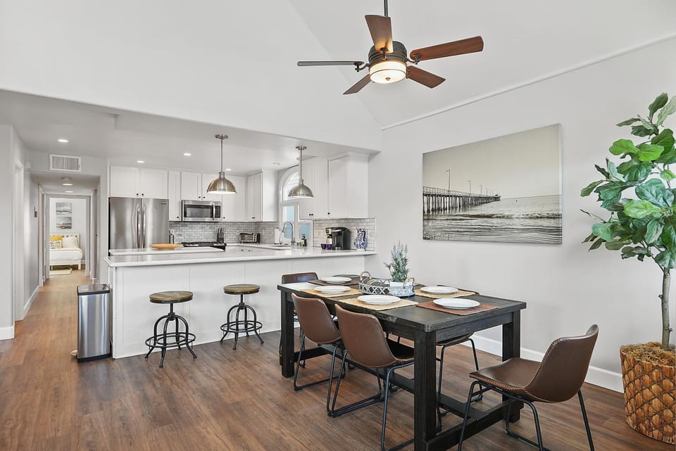 Stunning Beach Home with Fireplace, Fast WiFi, Grill & Outdoor Seating! House in Mission Beach