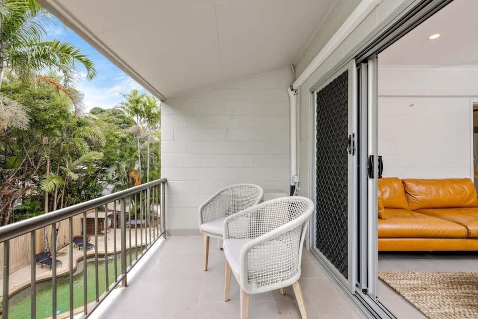 The Tropical Trinity - A Breezy Beachside Getaway Apartment in Cairns