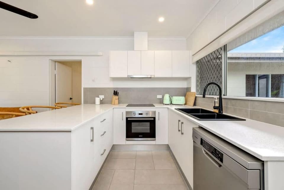 The Tropical Trinity - A Breezy Beachside Getaway Apartment in Cairns