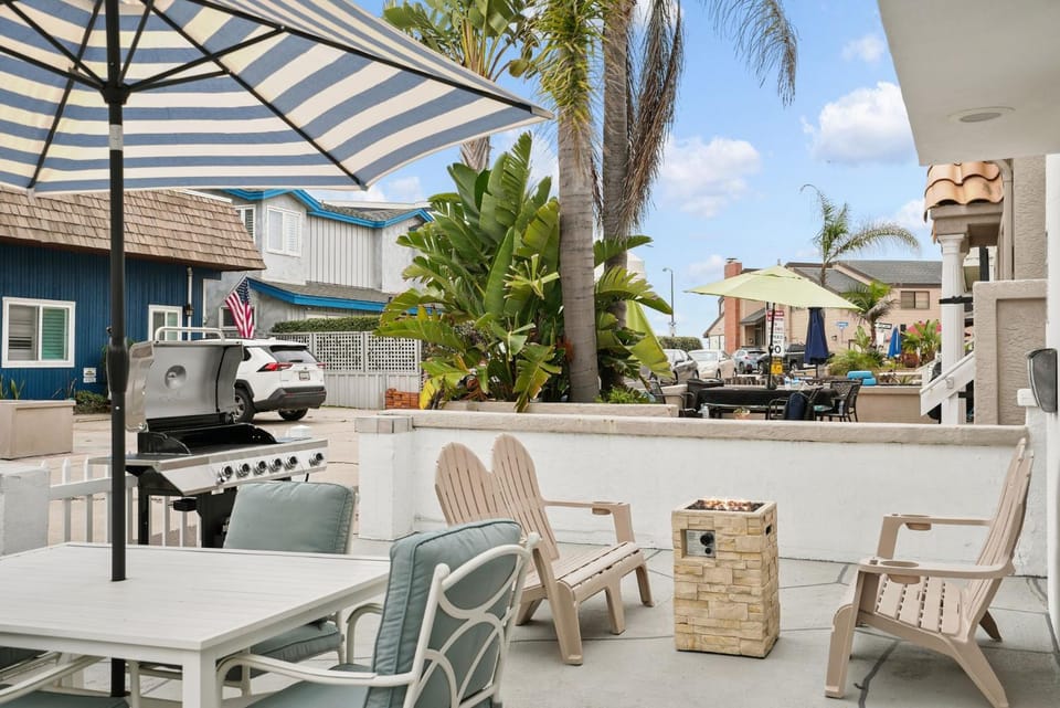 Stunning Beach Delight with Hot Tub, Fire Pit, Parking & Walk to Beach! House in Mission Beach