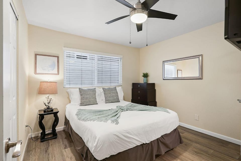 Stunning Beach Delight with Hot Tub, Fire Pit, Parking & Walk to Beach! House in Mission Beach