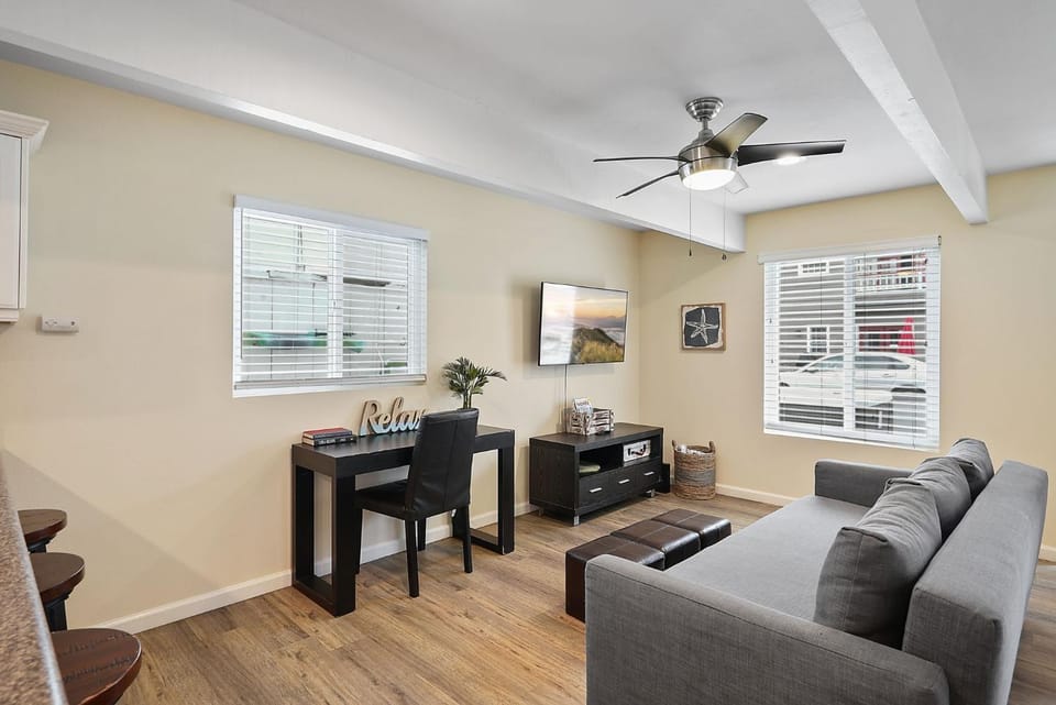 Stunning Beach Delight with Hot Tub, Fire Pit, Parking & Walk to Beach! House in Mission Beach