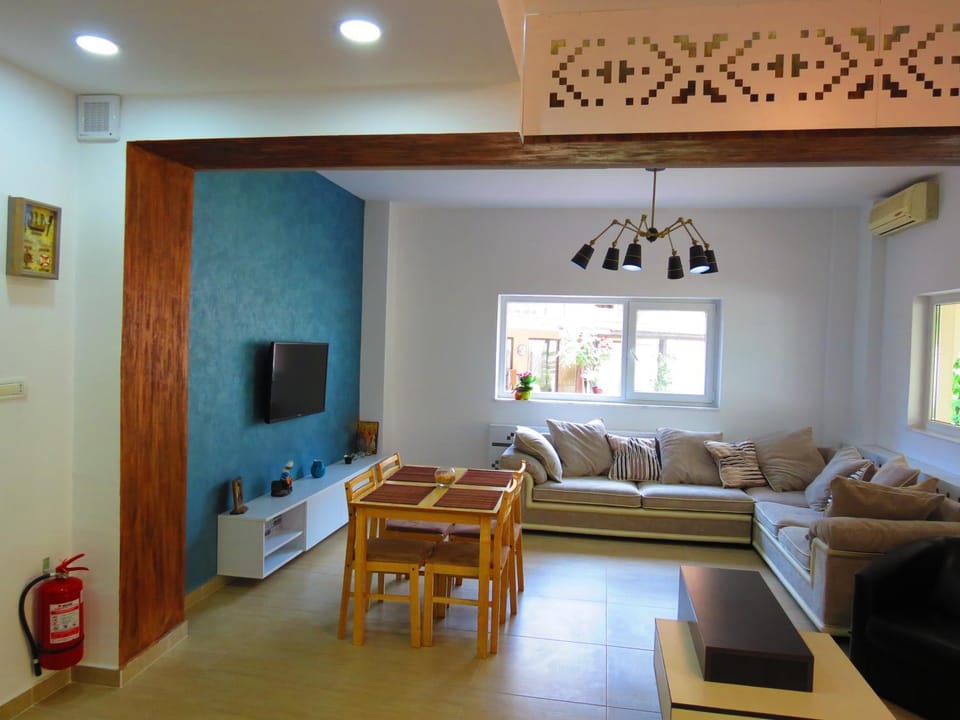 Communal lounge/ TV room, TV and multimedia, Living room, Seating area, Evening entertainment, Communal kitchen