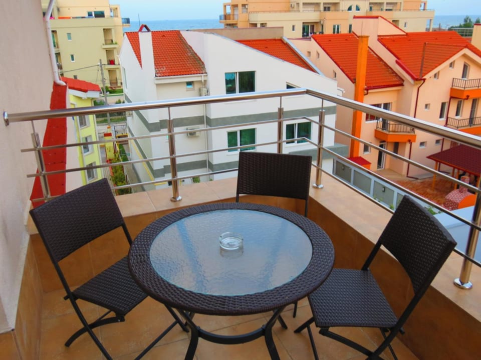 Property building, Neighbourhood, Balcony/Terrace