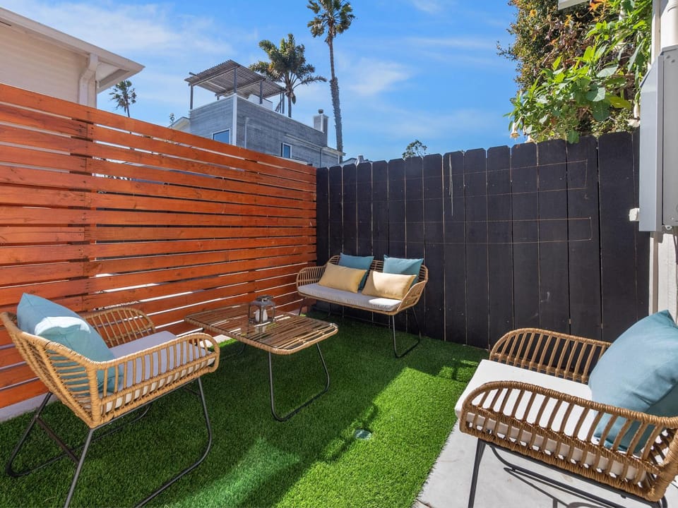 Beach Bungalow Perfection - Private Patios, BBQ walk2beach & Pet Friendly! House in Ocean Beach