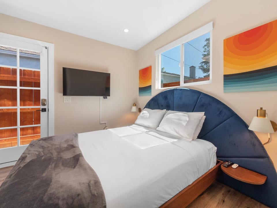 Beach Bungalow Perfection - Private Patios, BBQ walk2beach & Pet Friendly! House in Ocean Beach
