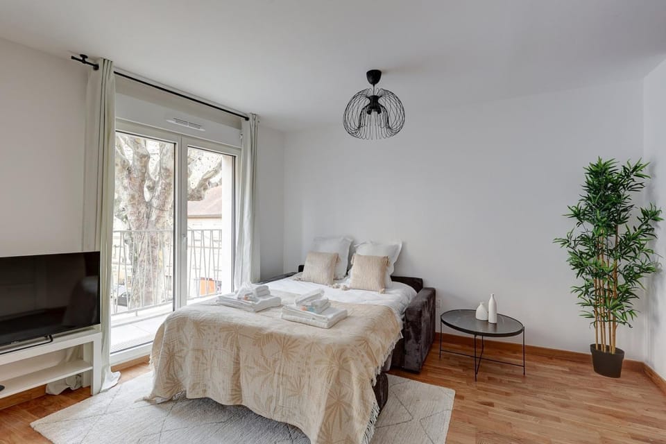 Bed, TV and multimedia, Bedroom, towels