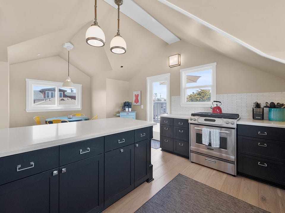 Kennebeck Views - Ocean View, Roof Patio, Steps to Beach & Boardwalk House in Mission Beach