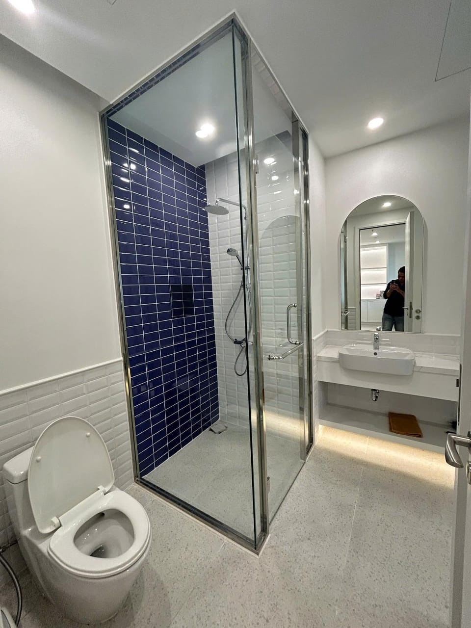 Shower, Toilet