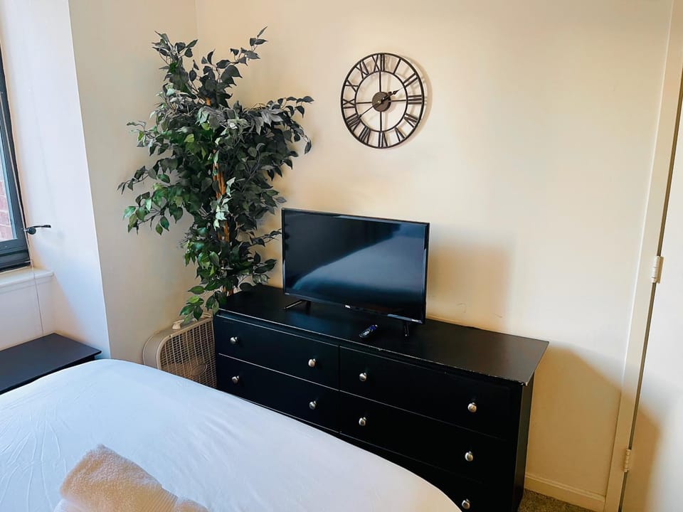Bed, TV and multimedia, Photo of the whole room, Bedroom