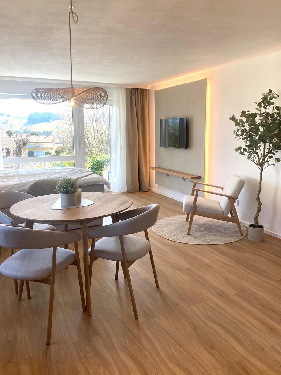 TV and multimedia, Living room, Seating area, Dining area