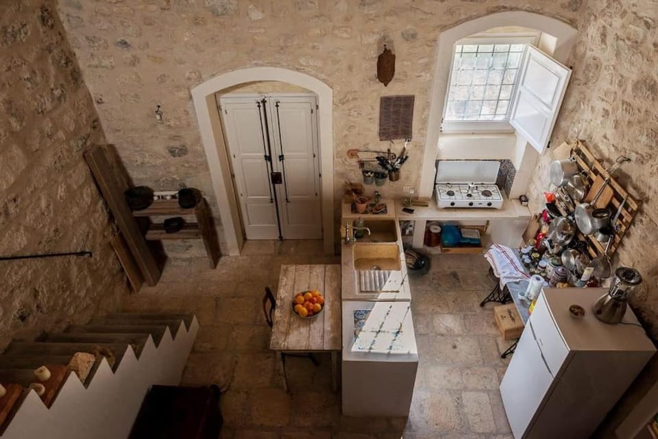 Kitchen or kitchenette, Living room, Seating area, Dining area, stove