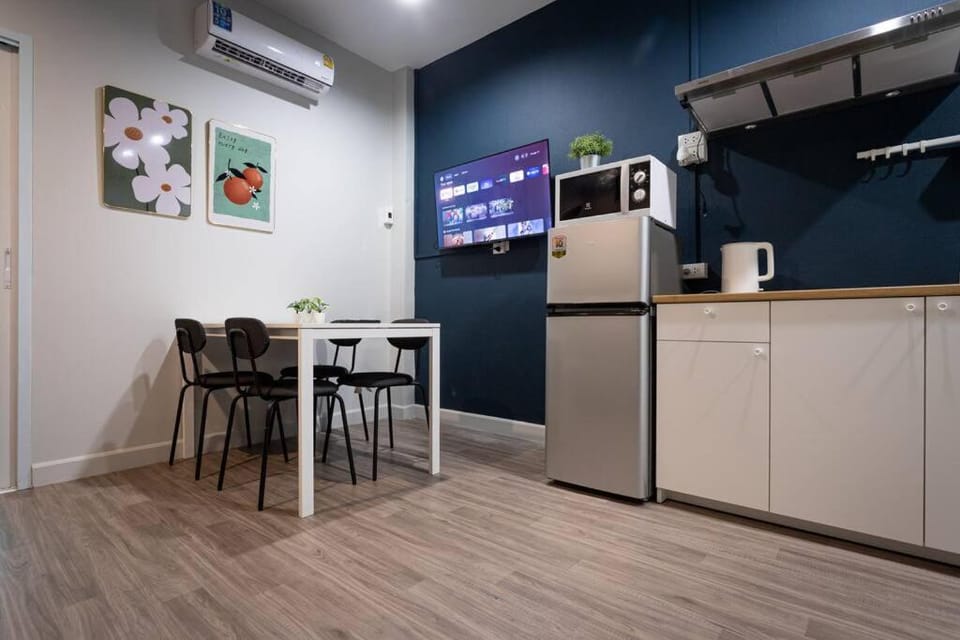 Coffee/tea facilities, Kitchen or kitchenette, Dining area, minibar, oven, air conditioner