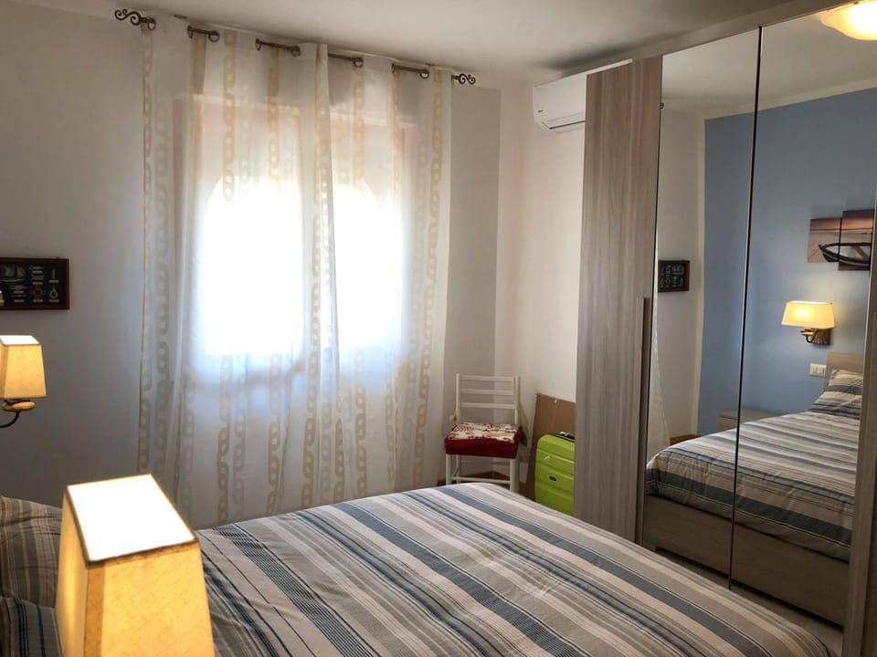 Bed, Photo of the whole room, Bedroom, air conditioner