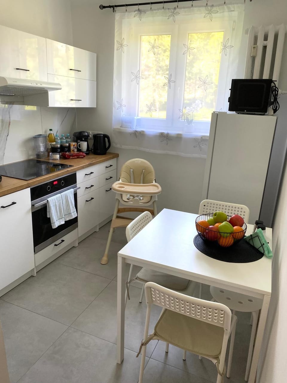 Kitchen or kitchenette, Dining area, stove