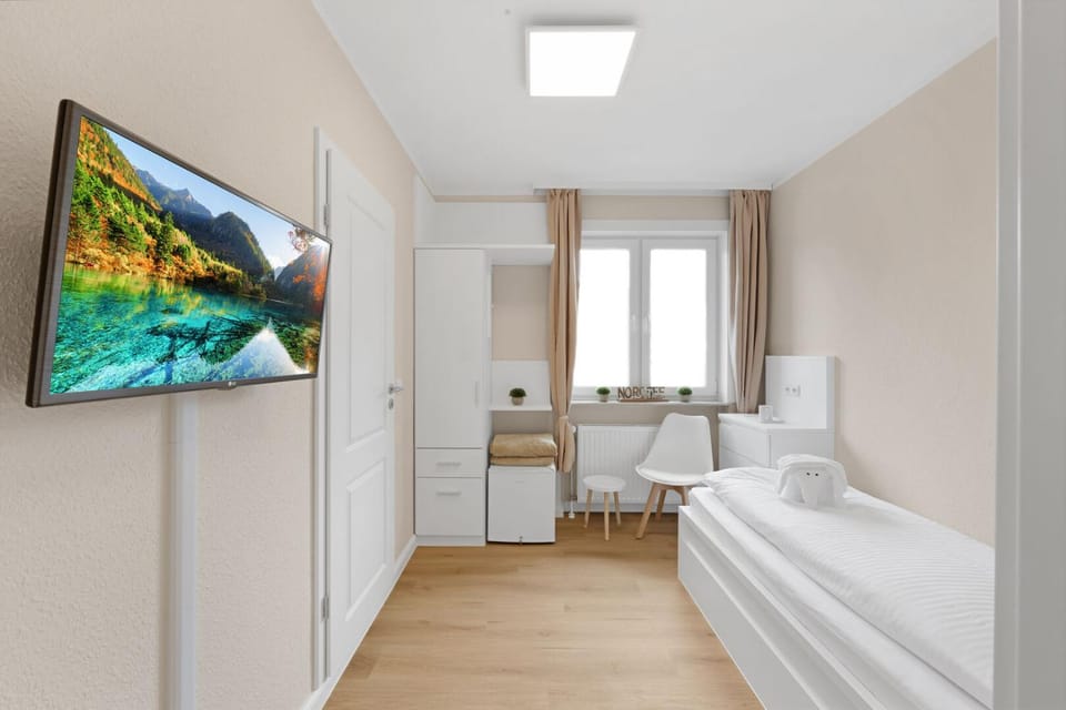 Bed, TV and multimedia, Photo of the whole room, Bedroom, towels