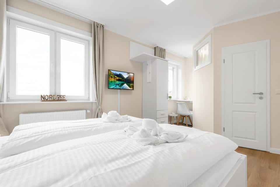 Bed, TV and multimedia, Seating area, Bedroom, towels, wardrobe