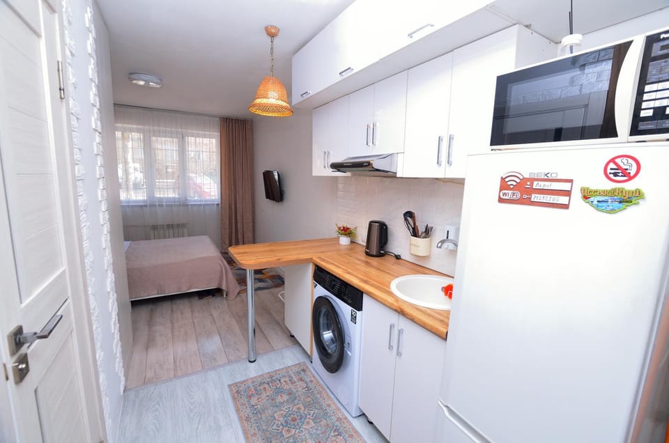 Kitchen or kitchenette, Photo of the whole room, Dining area, stove
