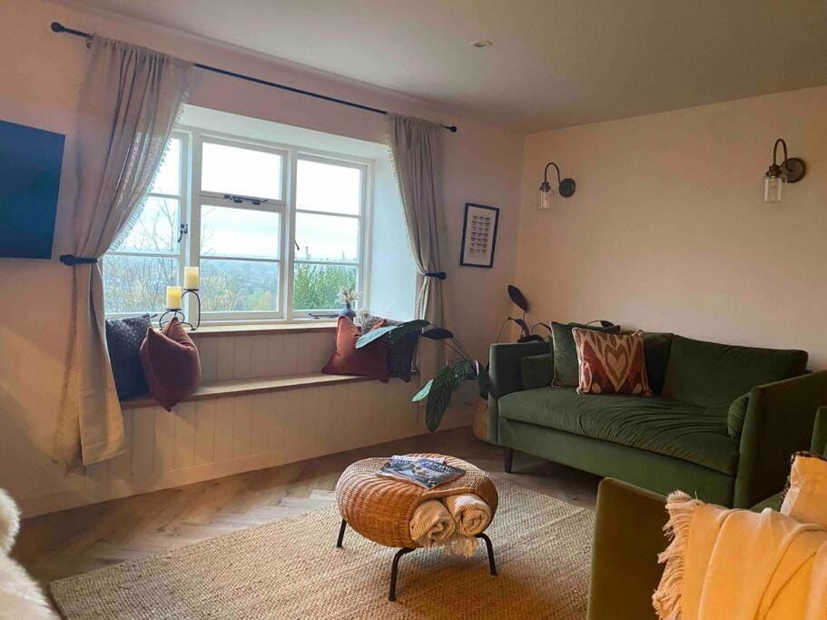 Boutique, weaver’s cottage. Views House in England