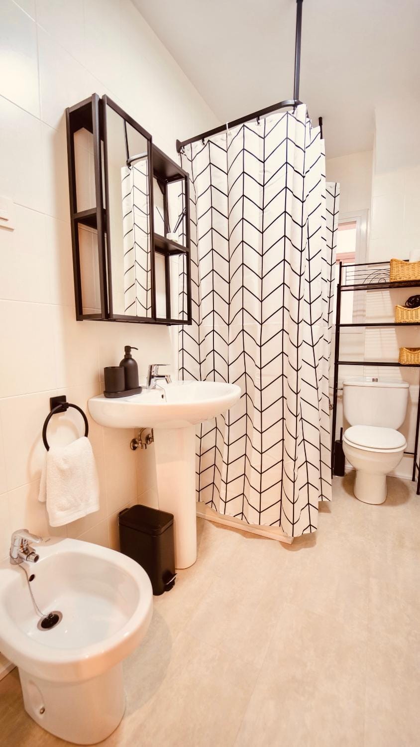 Toilet, Bathroom, Bath, bidet, towels
