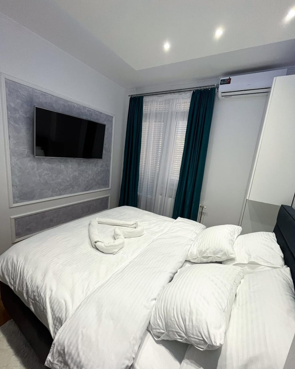 Bed, TV and multimedia, Bedroom