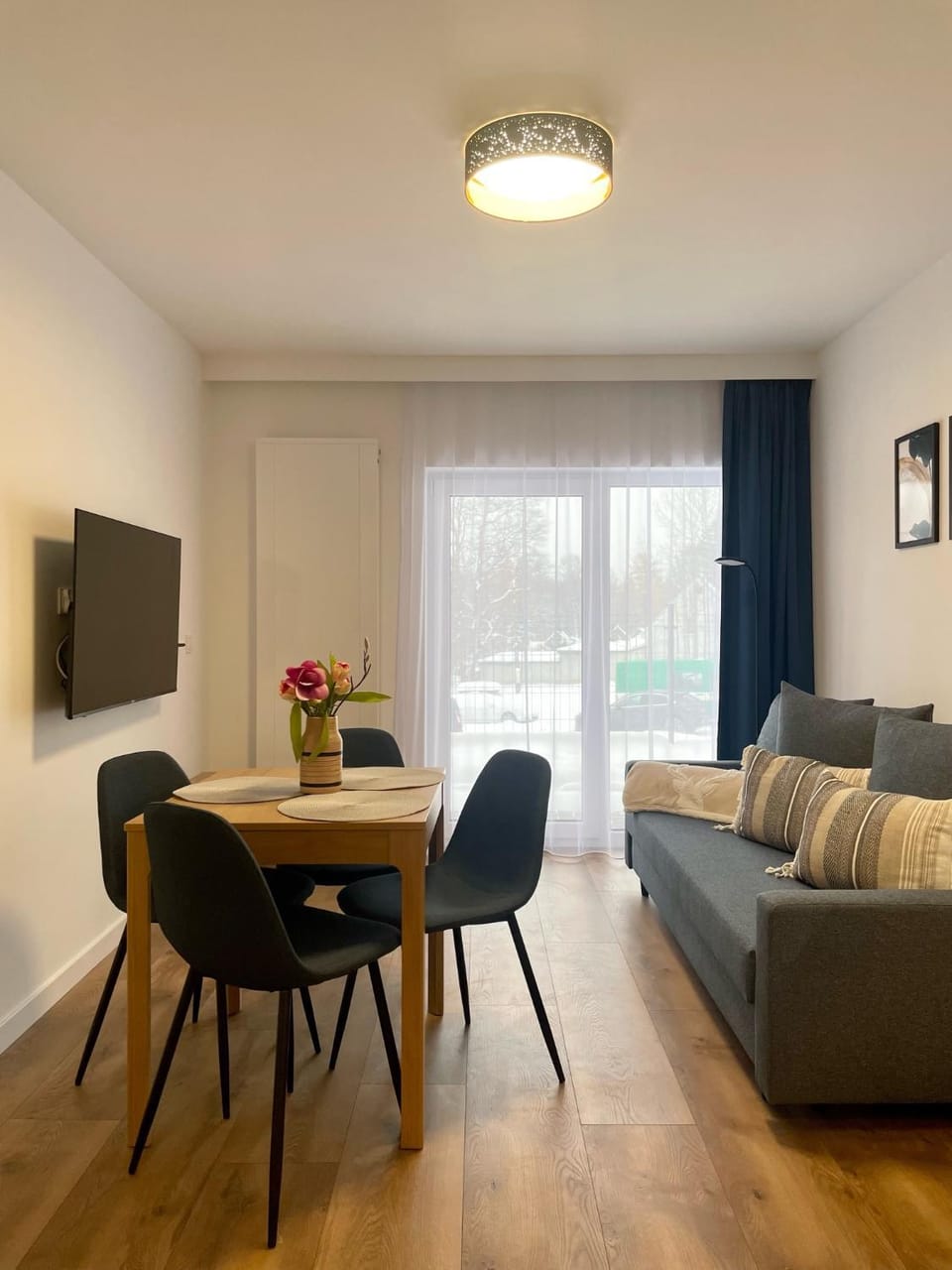 TV and multimedia, Living room, Seating area, Dining area, Evening entertainment