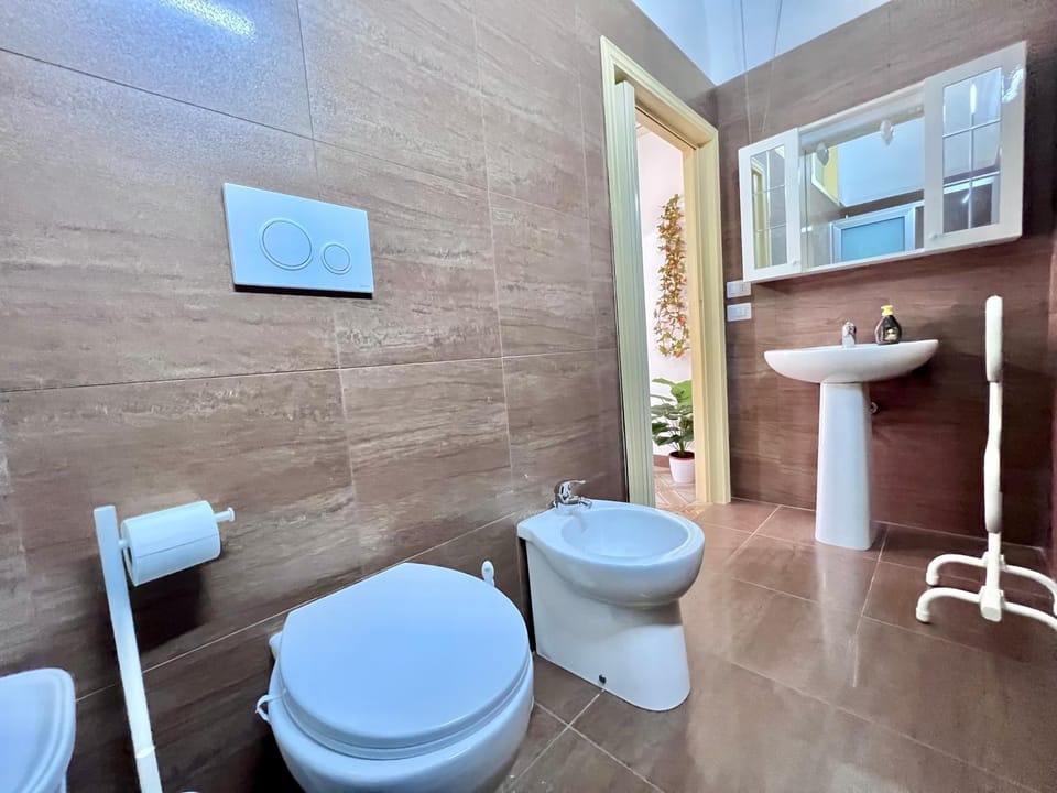 Shower, Toilet, Bathroom, bidet, towels