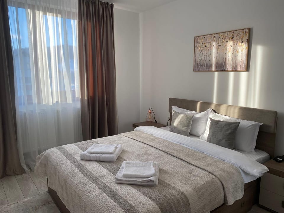 Bed, Photo of the whole room, Bedroom, towels