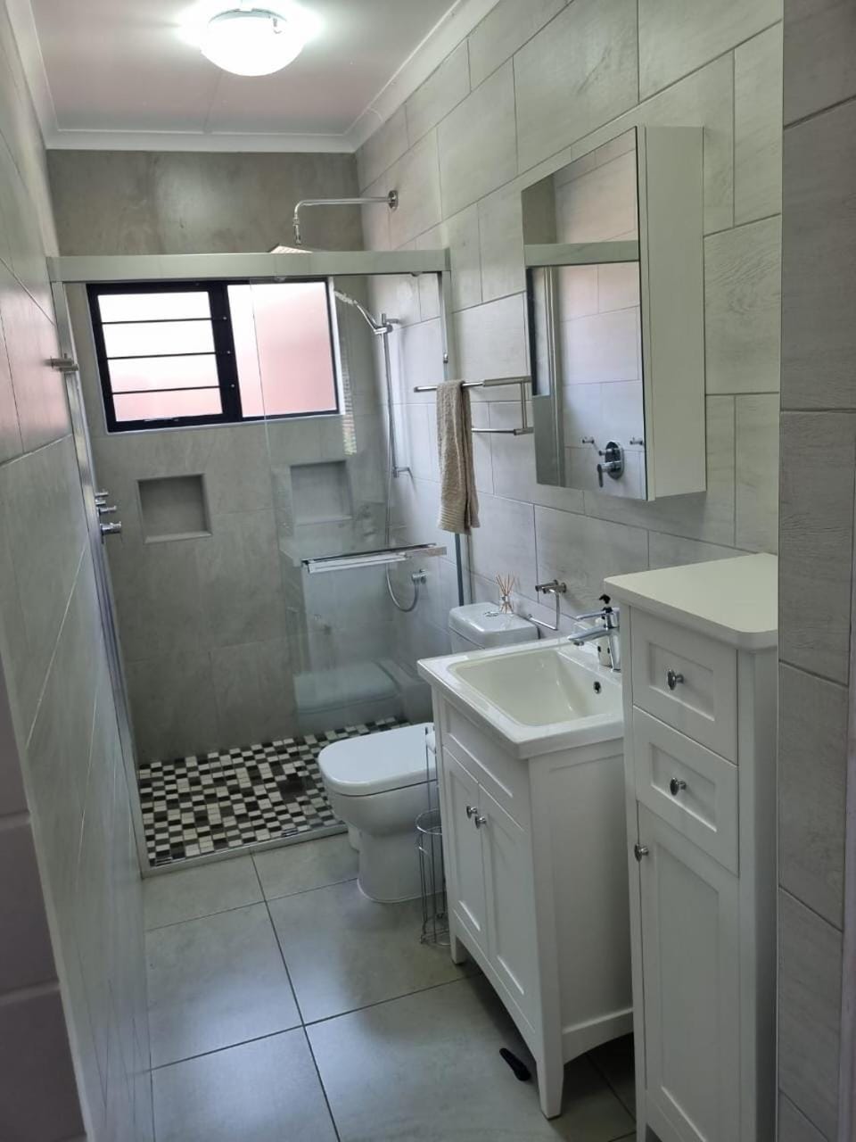 Shower, Toilet, Bathroom, towels
