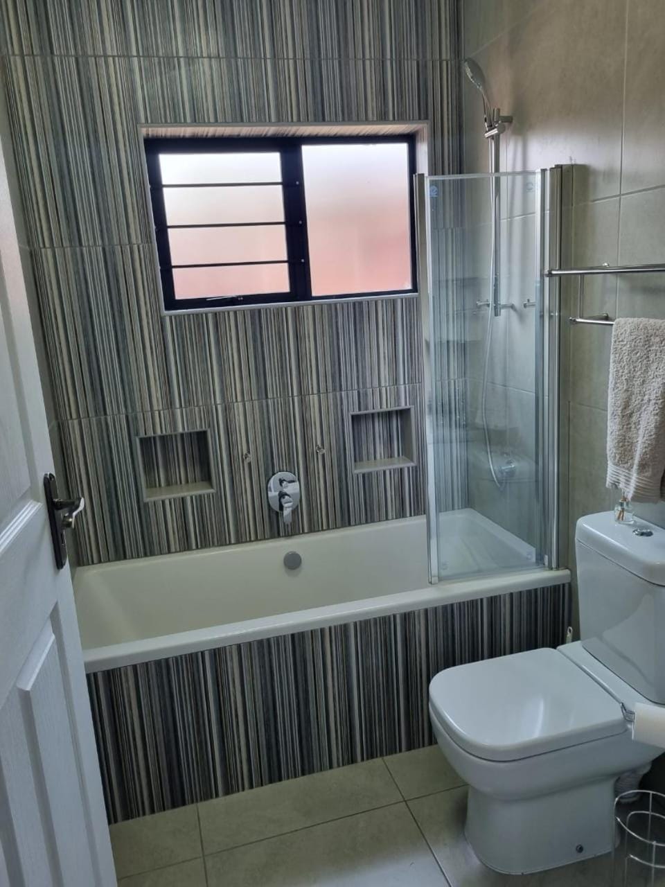 Shower, Toilet, Bathroom, Bath, towels