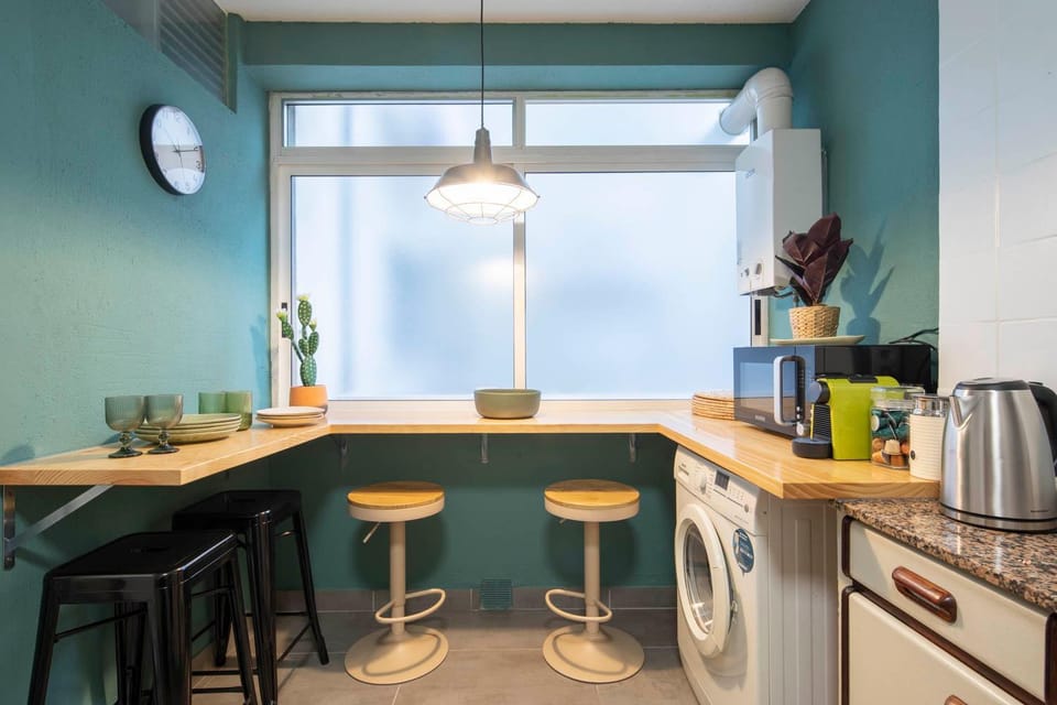 Coffee/tea facilities, Kitchen or kitchenette, Dining area, minibar