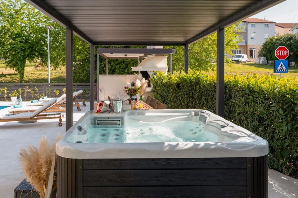 Day, Natural landscape, Hot Tub, Pool view, Swimming pool
