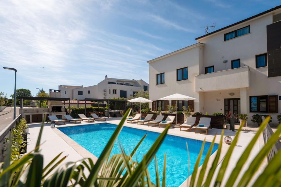 Property building, Patio, Day, Pool view, Swimming pool, sunbed