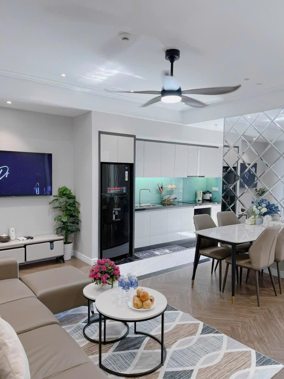TV and multimedia, Living room, Seating area, Dining area